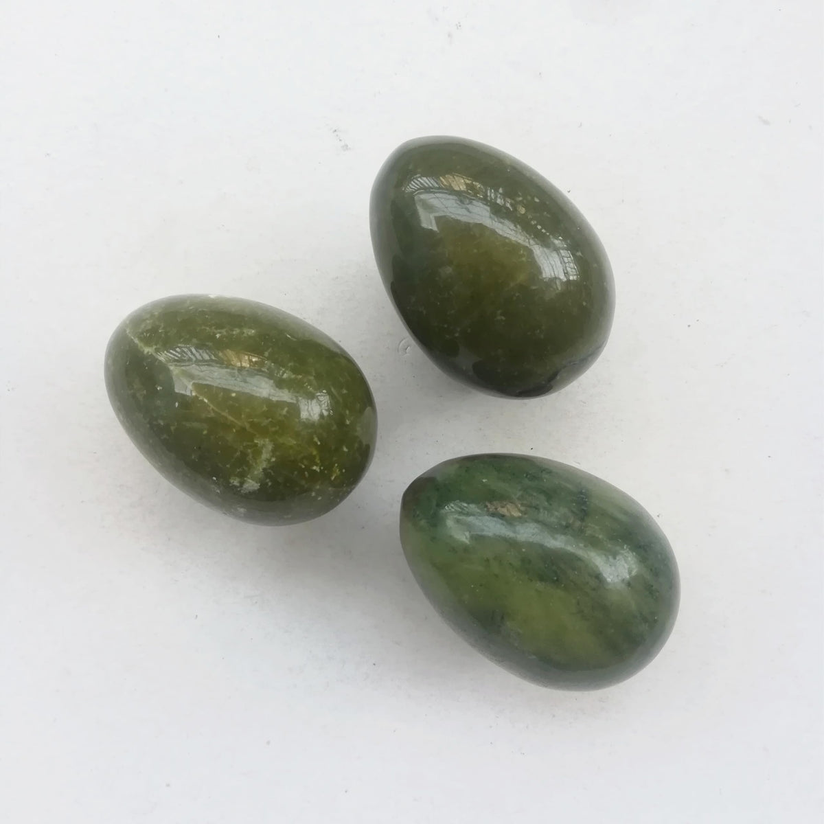Sunshcat Natural Green Jade Egg Shaped Meditation Chakra and Home Decor Balance Crystals and Healing Stones Statue Set,35 * 50mm Easter and Thanksgiving Gift,with Wooden Bracket