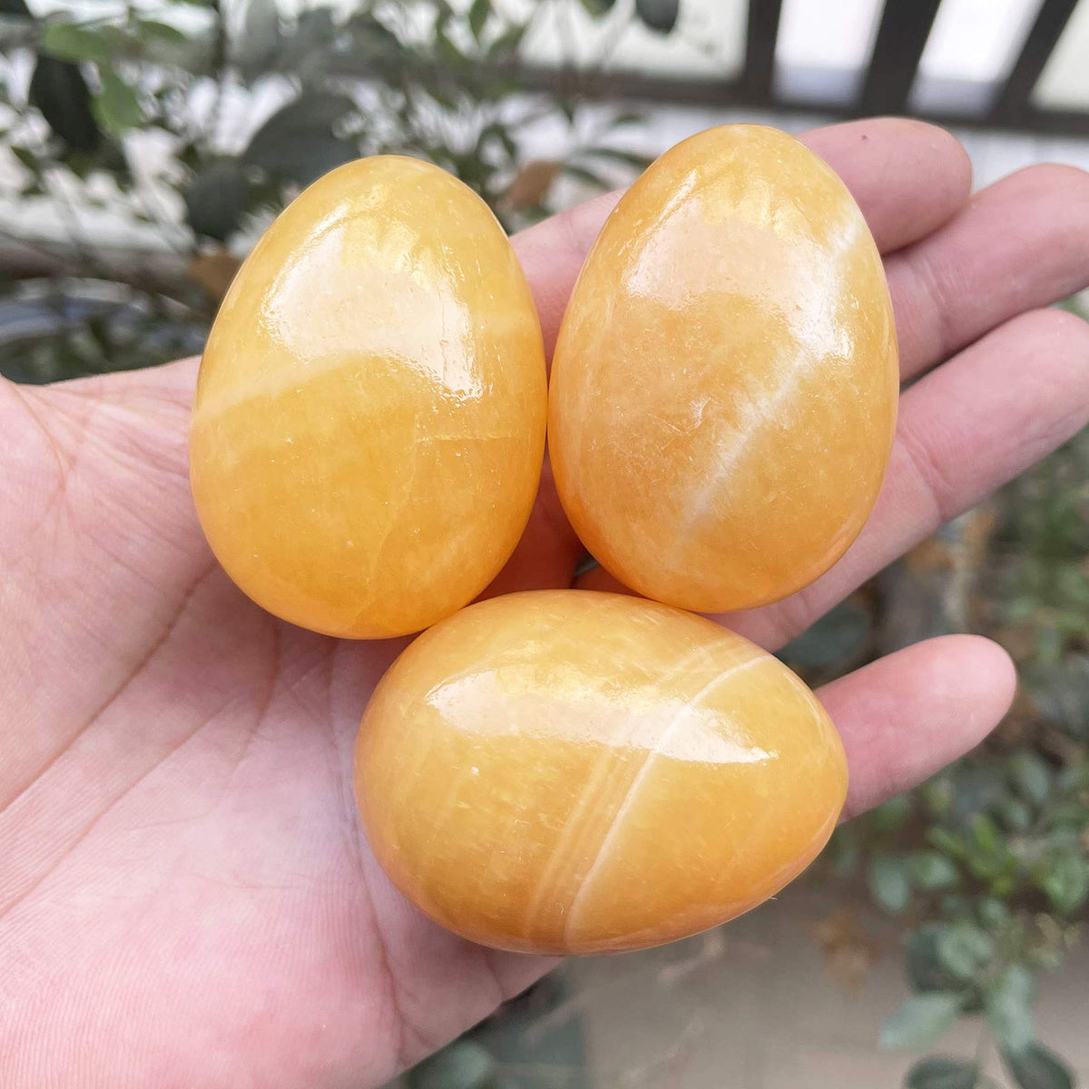 Fekuar Stone Egg Figurine, Polished Healing Crystal Easter Eggs Sphere Sculpture with Wood Stand, Cream-Coloured Yellow Jade, 1.8"