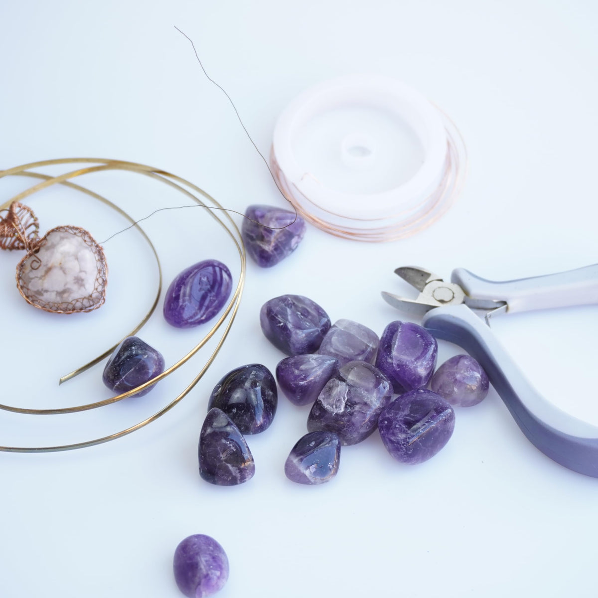 Sisamn 3Lb Amethyst Crystal Tumbled Stone Bulk Healing Crystals Stones Set Polished Raw Amethyst Crystal Stones Rocks for Jewelry Making, Reiki Healing