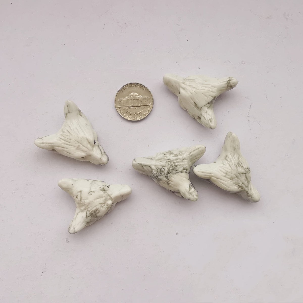 Bacatgem White Howlite Turquoise 1.37 inchs Wolf Head Pocket Crystals and Healing Stone Figurine,Haped DIY-Jewelry Pendant