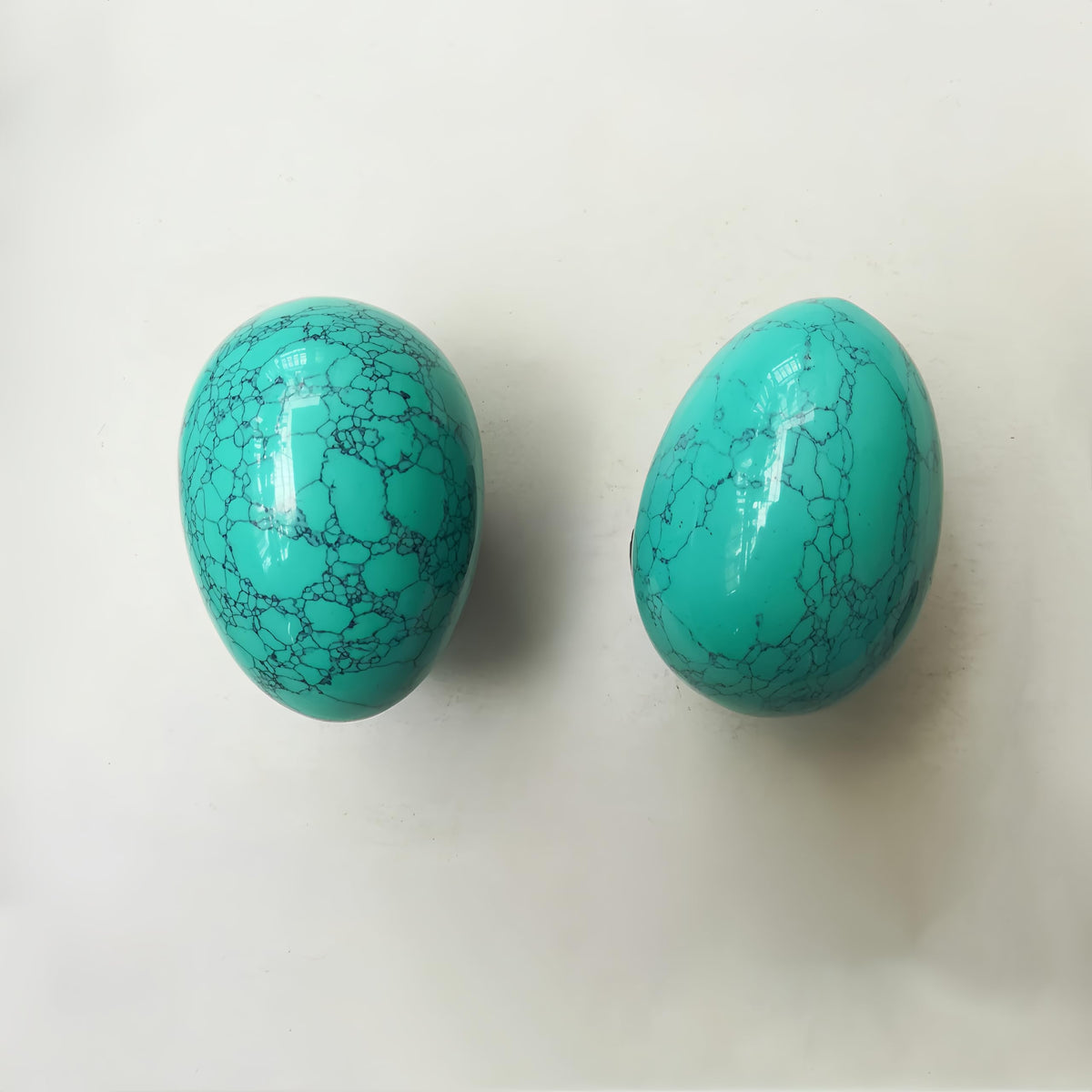 Sunshcat Synthetic Green Howlite Turquoise Egg Shaped Meditation Chakra and Home Decor Balance Crystals and Healing Stones Statue Set,35 * 50mm Easter and Thanksgiving Gift,with Wooden Bracket