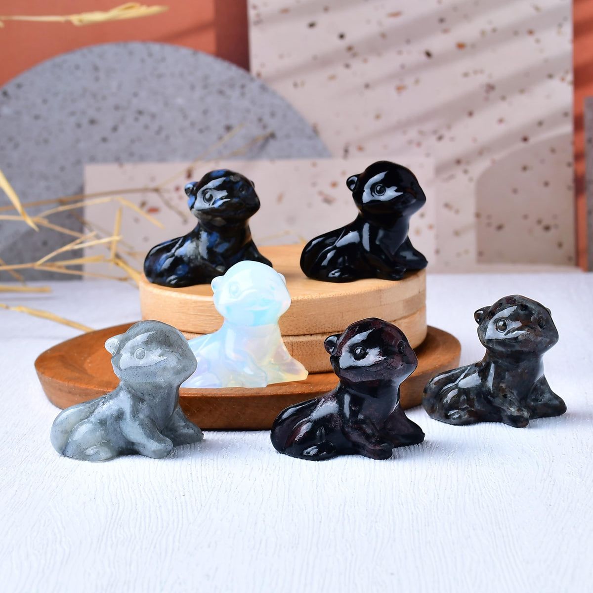 WUYOUSHI Blue Amphibole Otter Figurine - Hand Carved Healing Crystal Otter Statue, Lucky Gemstone Sculpture for Home Office Desk Decor, Spiritual Gift for Animal Lovers & Nature Enthusiasts