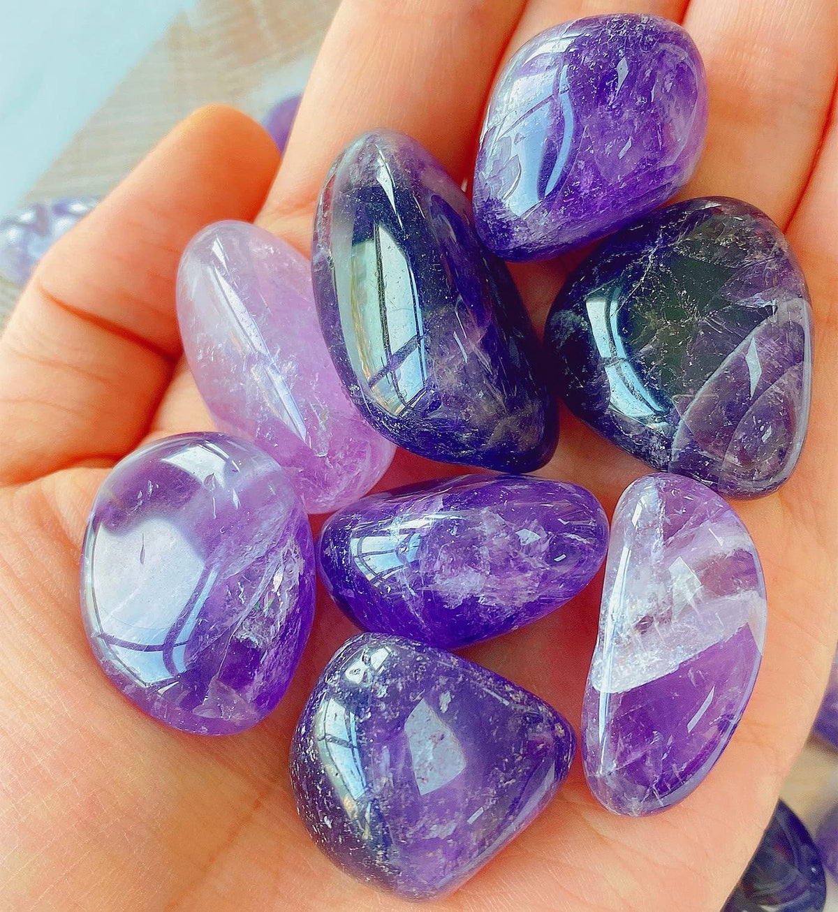 QINJIEJIE 0.9 LBS Amethyst Polished Stones Tumbled Crystals Bulk Gemstones 0.6-1" Irregular Stone Natural Reiki Healing Crystal for Plants Succulents Vase Filler Decoration Energy Witchcraft Gifts
