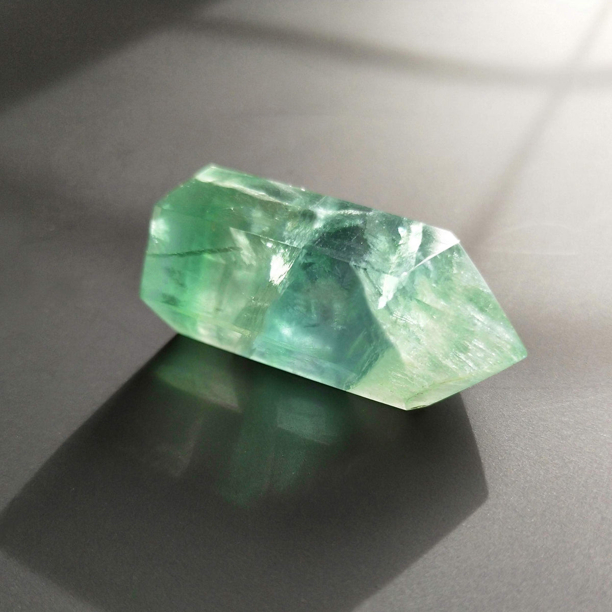 Green Fluorite Healing Crystal Wand, Pointed & Faceted for Reiki Chakra Meditation Therapy Decor, 1-pcs S size, Fluorite crystal