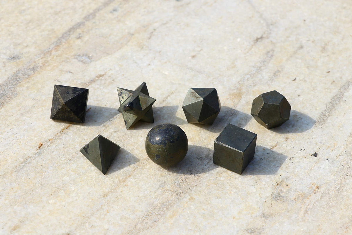 Crocon Golden Pyrite 7 Pcs Platonic Solids Crystal Geometry Set, Platonic Solids Sacred Geometric Stones for Meditation Reiki Balancing Healing Chakra Stone Cleansing Spiritual Good Luck (15-20 mm)