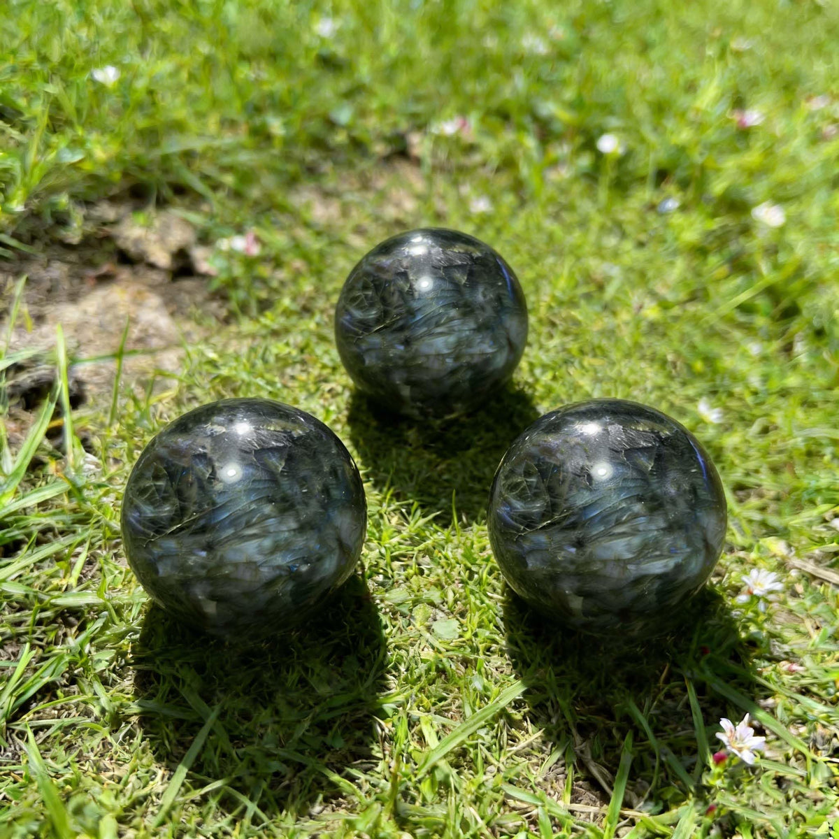 AierCrystal Natural Stone Crystal Sphere Feng Shui Home Decoration Ball Positive Energy Scrying Orb for Meditation Tool for Spiritual Space Purification Globe Diameter 4-5cm Labradorite Sphere