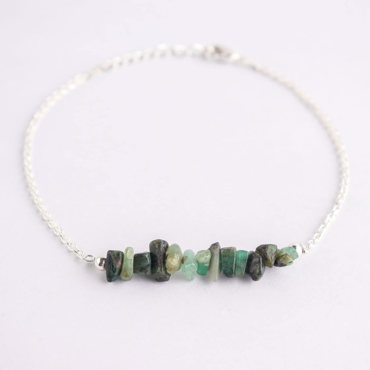 Gemimpression Handmade Emerald Chips Bar Bracelet – Natural Energy Healing Crystals – Silver Plated Adjustable 8 Inch Chain – Christmas Gift