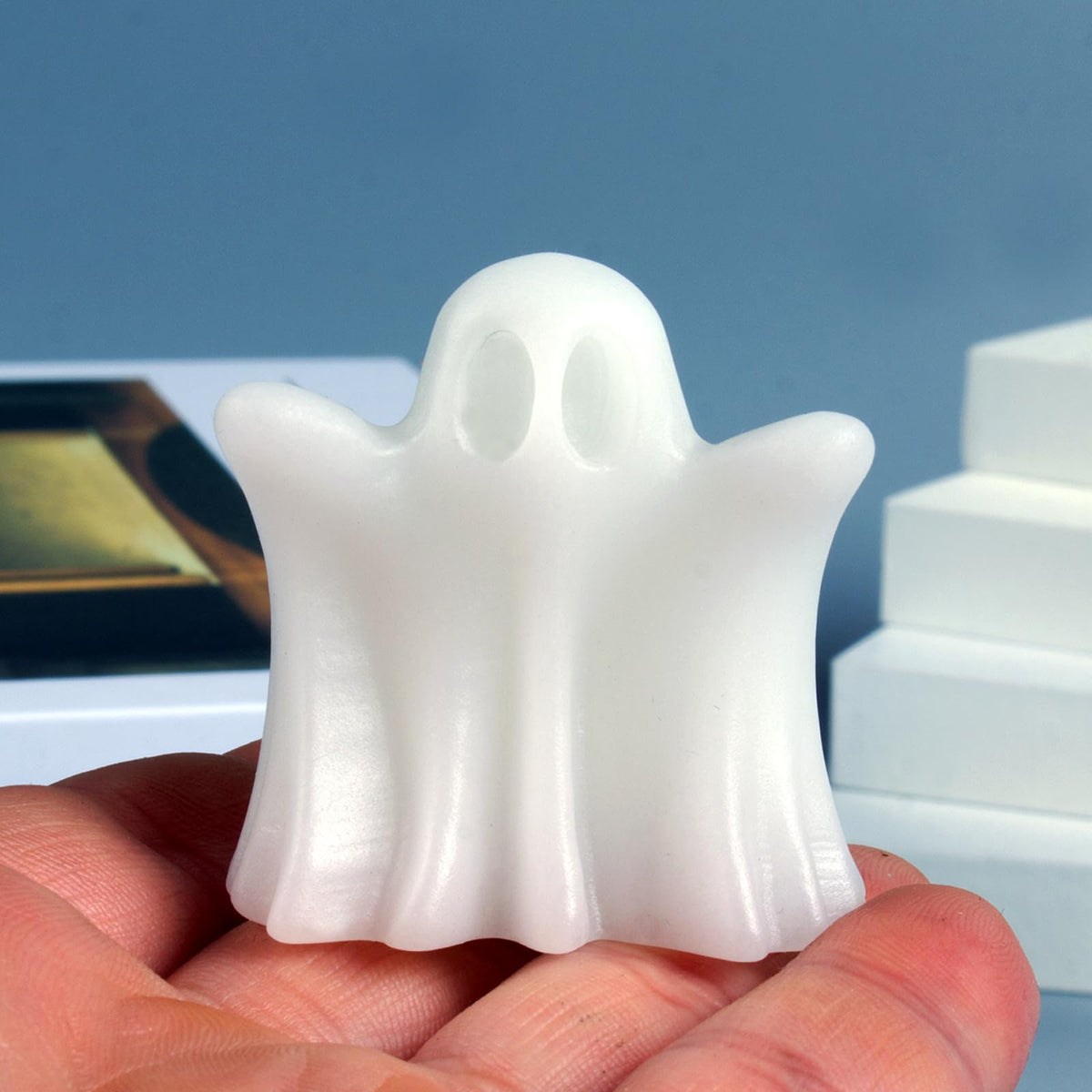QLRSUXN White Jade Crystal Ghost, 1.8in Ghost Decor, Cute Natural Crystal Ghost Statue,Halloween Figurines Hand-Carved, Spooky and Decoration for Halloween Home Office Mantel Decor