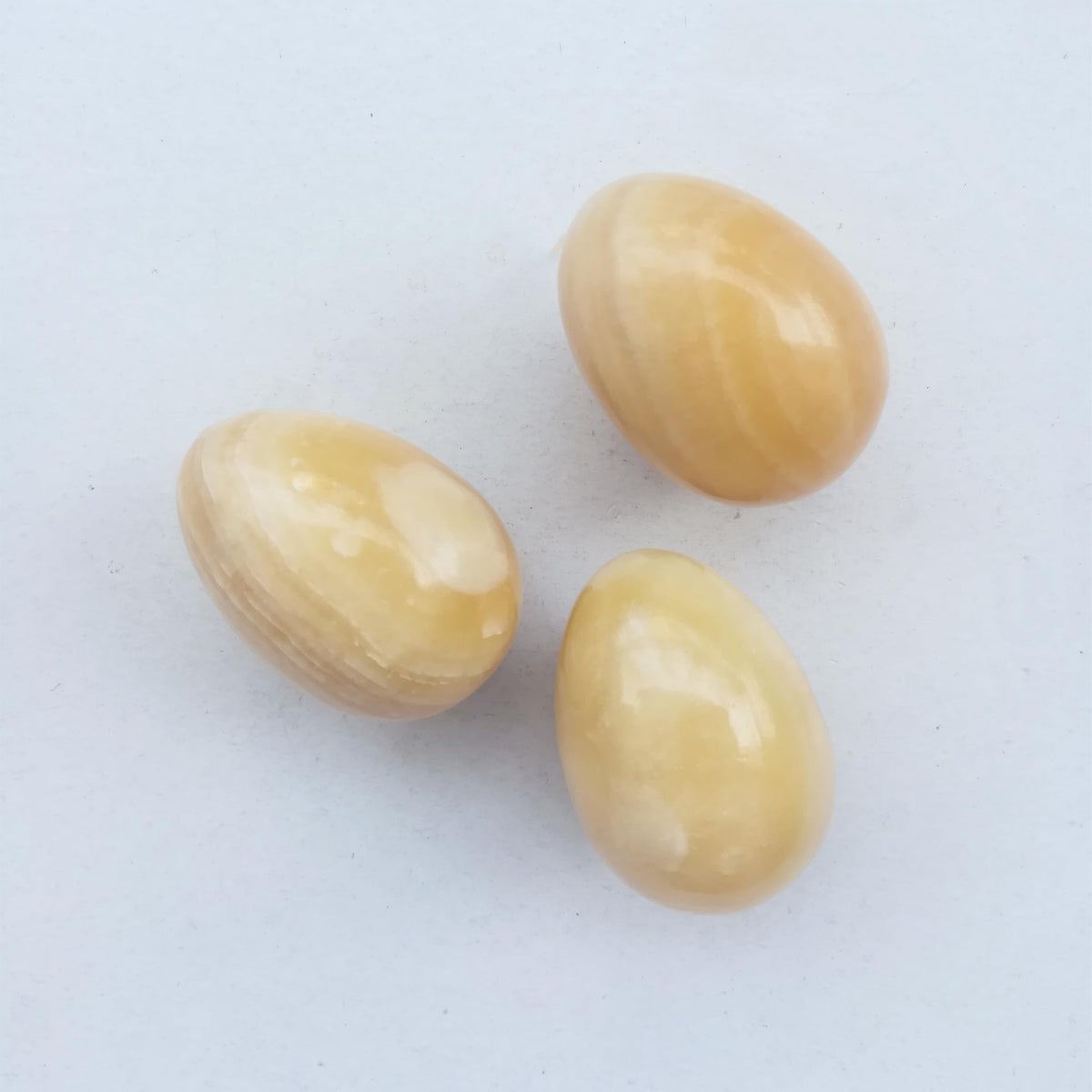 Sunshcat Natural Yellow Jade Egg Shaped Meditation Chakra and Home Decor Balance Crystals and Healing Stones Statue Set,35 * 50mm Easter and Thanksgiving Gift,with Wooden Bracket