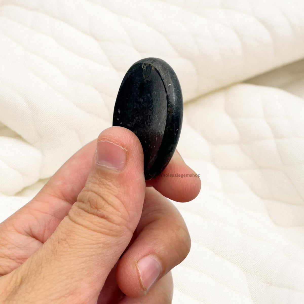 GEMSCITE Nuummite Thumb Worry Stones Metaphysical Gemstone Crystal Healing Reiki Men Women Gift Feng Shui Positive Energy Love Wellness Palm Stones Wicca Powerful