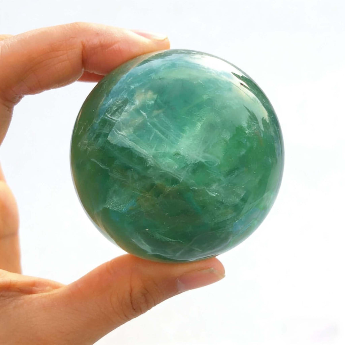 AierCrystal Natural Stone Crystal Sphere Feng Shui Home Decoration Ball Positive Energy Scrying Orb for Meditation Tool for Spiritual Space Purification Globe Diameter 5-6cm Green Fluorite Sphere