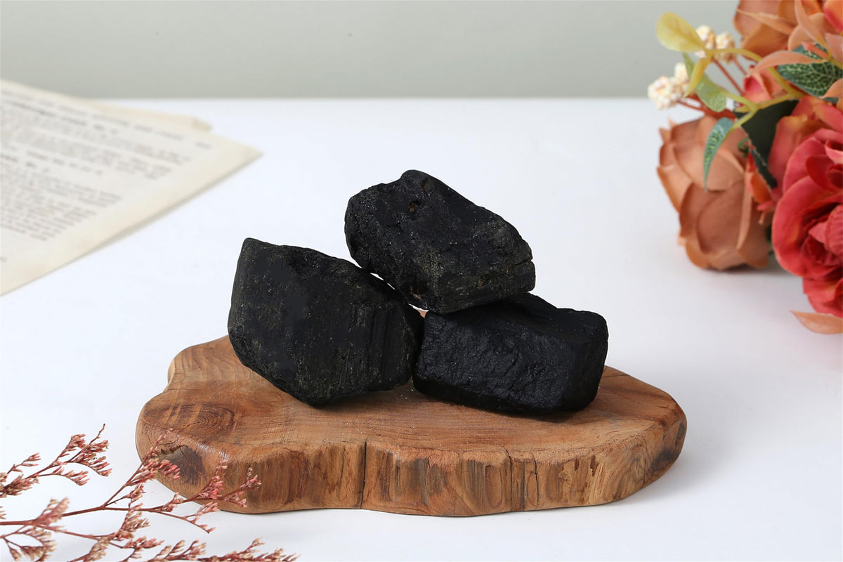 YATOJUZI Black Tourmaline 1.8-2.2" Natural Raw Stones and Healing Crystals Large Stone Rough Crystal Rocks for Tumbling Cabbing Polishing Fountain Rocks Decoration 1PCS