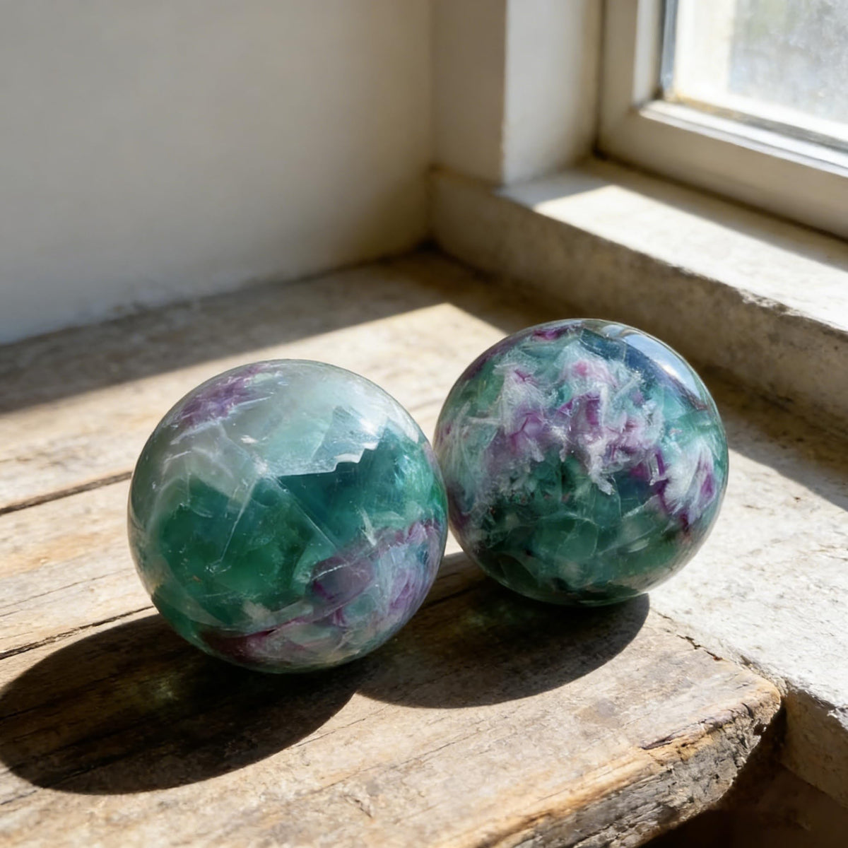AierCrystal Natural Stone Crystal Sphere Feng Shui Home Decoration Ball Positive Energy Scrying Orb for Meditation Tool for Spiritual Space Purification Globe Diameter4-5cm Fluorite Sphere