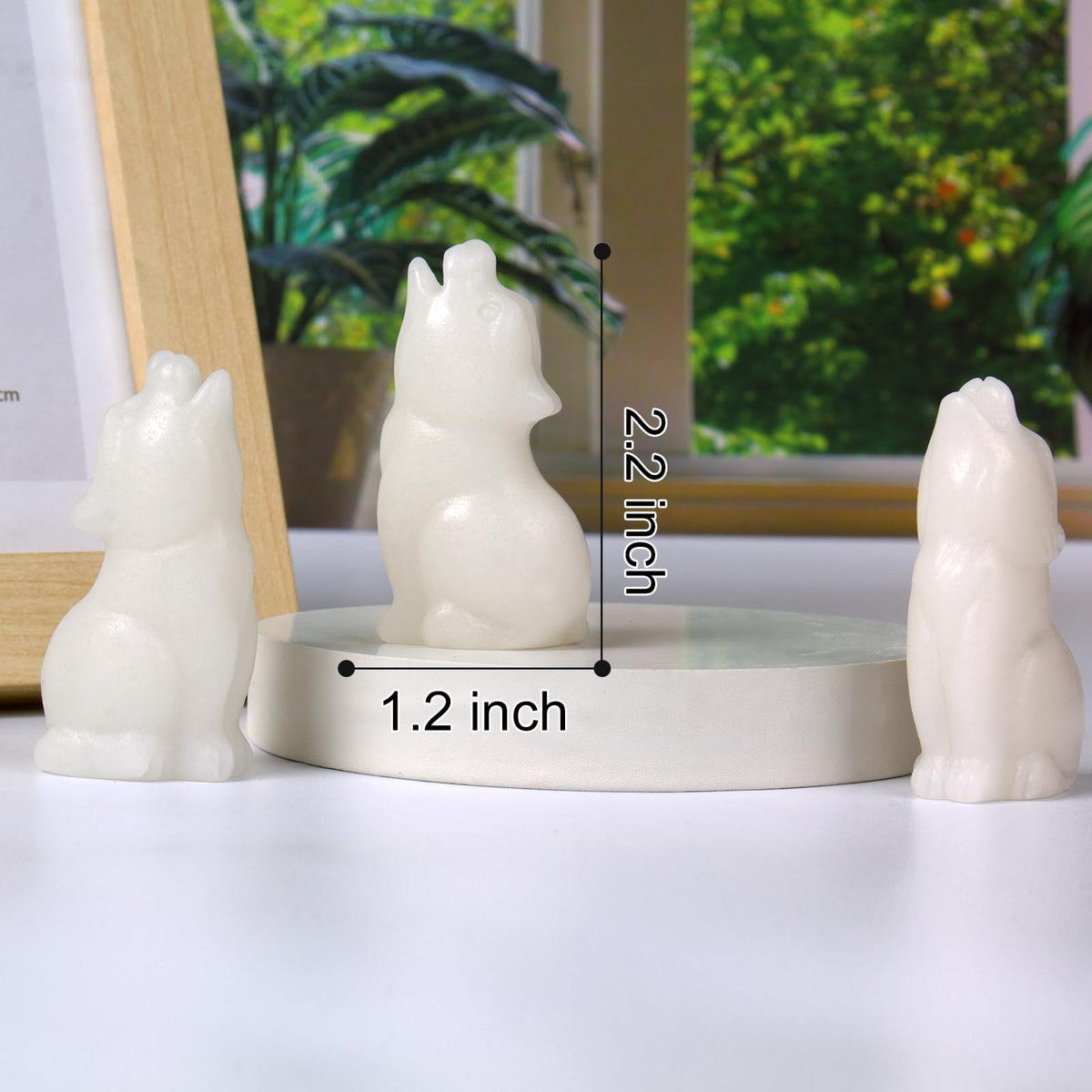 QLRSUXN White Jade Howling Wolf Crystal Figurines, 2.2 Inch Wolf Totem Spirit Animal Statue Decor for Home Office Desk Altar, Hand Carved Natural Healing Crystal Sculpture Gifts for Women Men