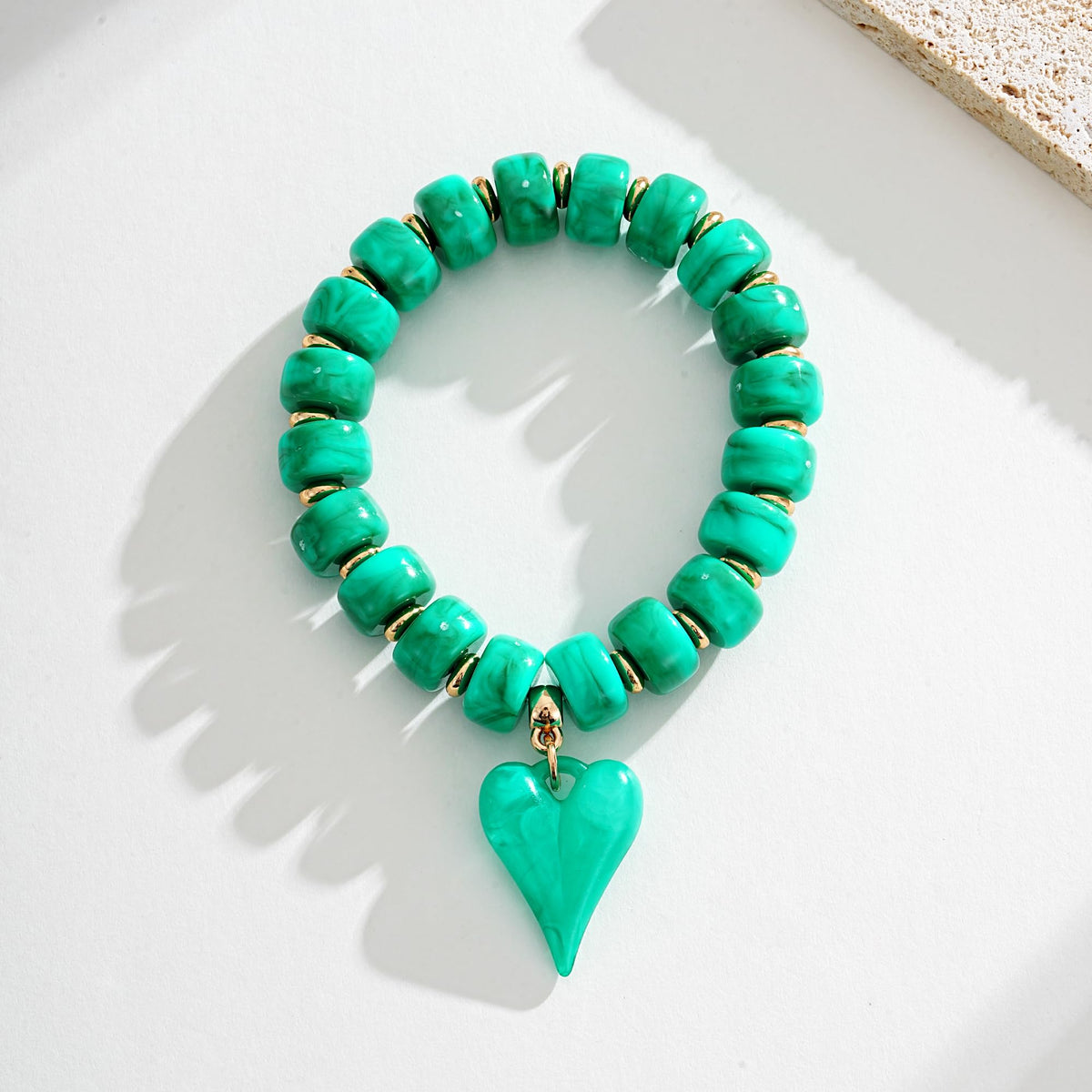 YUJIE Western Turquoise Beaded Bracelet with Heart Charm, Boho Handmade Acrylic Beaded Stretch Country Cowgirl Bracelet for Women, Vinatge Jewelry Gift