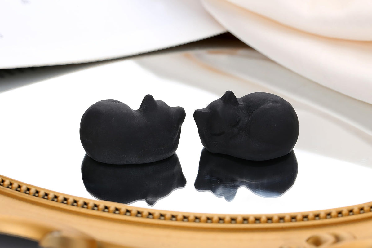 QINJIEJIE Black Obsidian Cat Crystals Decor Matt Sleeping Cat Statue Hand Carved Stone Figurine Decor Gifts Polished Cute Gemstones Office Room Home Desk Lucky Decoration for Women Men