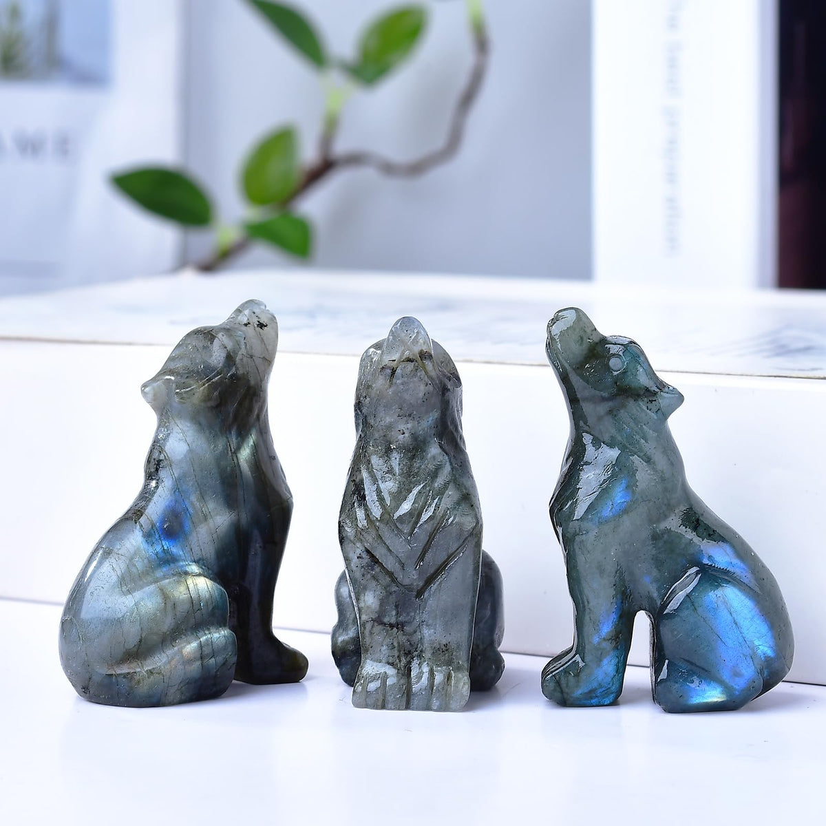 Ytbeoxk 2.1 Inch Labradorite Wolf Crystal Statue，Birthday Present Healing Crystal Decor，Wolf Totem Figurines Stone Energy Gemstones, in Bedroom Office Christmas Meditation Gifts for Men Women