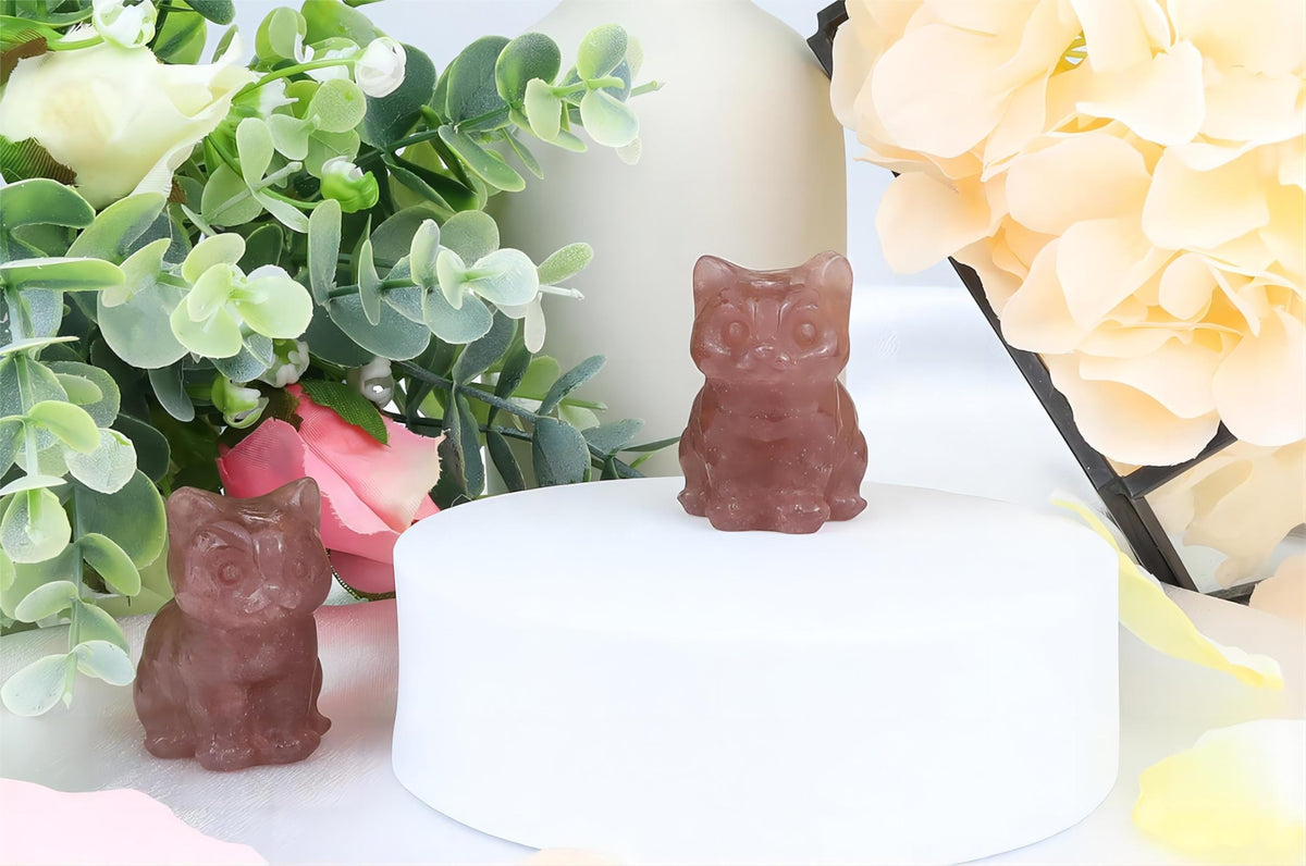 QINJIEJIE Strawberry Quartz Cat Crystals Figurines Carved Stone Healing Crystal Gemstone Sculpture Home Office Decoration Sitting Cat Statue Gifts for Women