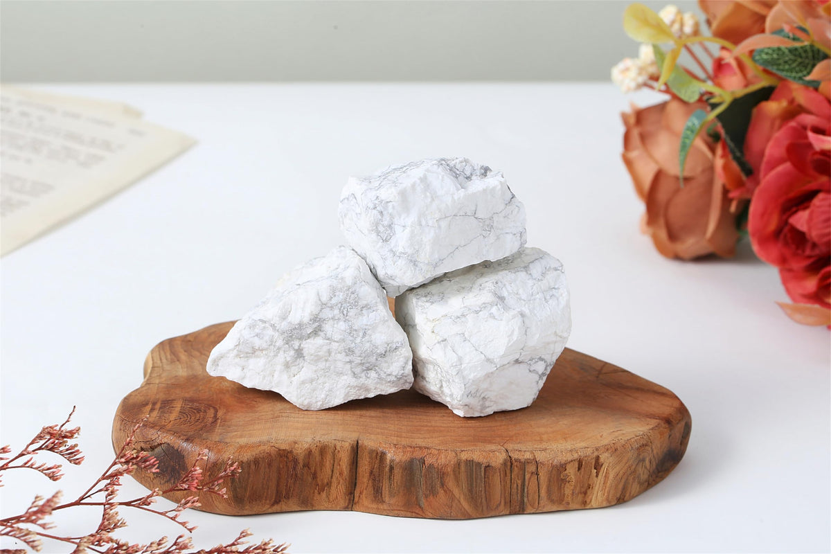 YATOJUZI White Howlite 1.8-2.2" Natural Raw Stones and Healing Crystals Large Stone Rough Crystal Rocks for Tumbling Cabbing Polishing Fountain Rocks Decoration 1PCS