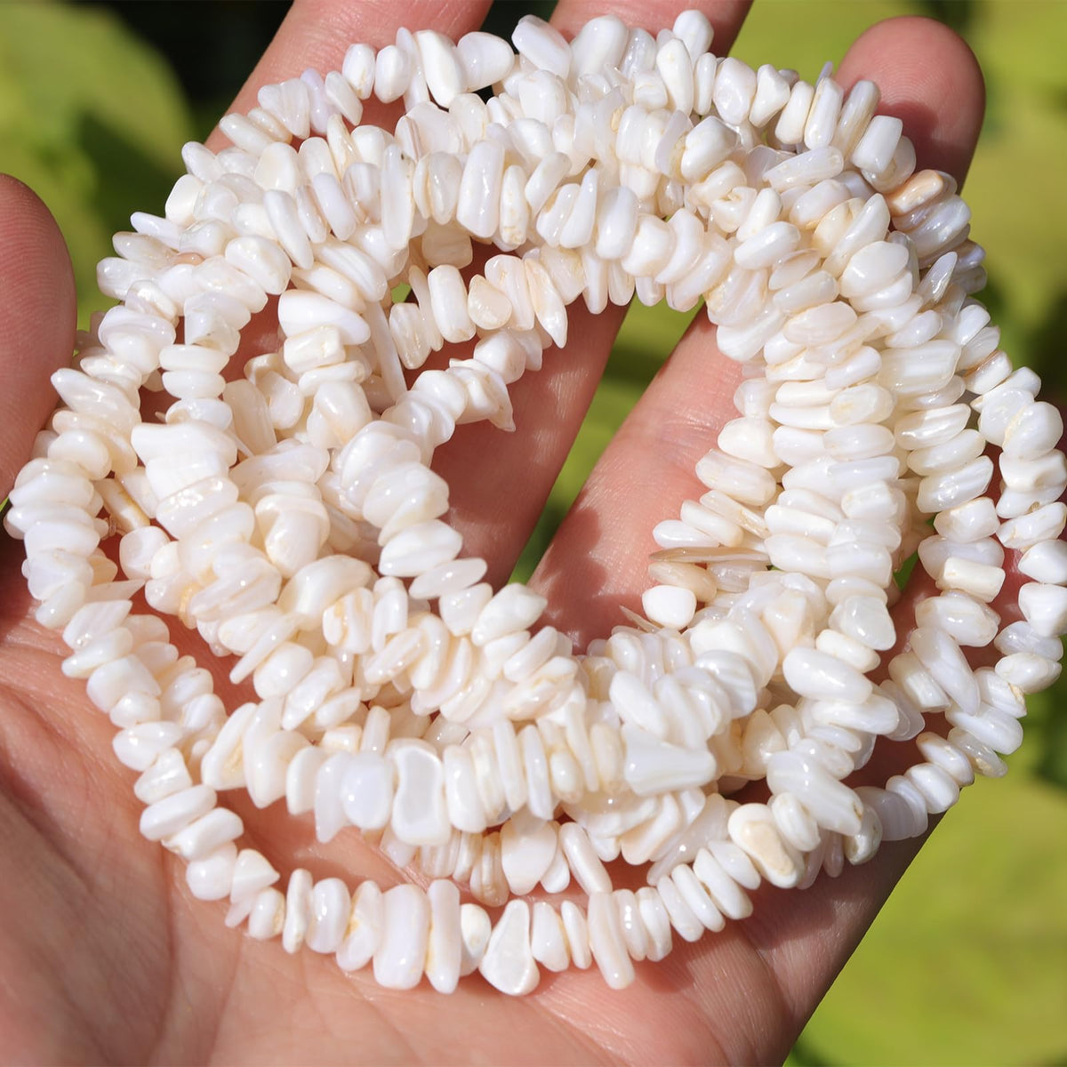 400pcs Natural Chip Shell Beads for Jewelry Making White Shell 5-8mm Irregular Gemstones Healing Crystal Loose Rocks Bead Hole Drilled for Ring Earrings Necklace Bracelet Making DIY Art Crafts