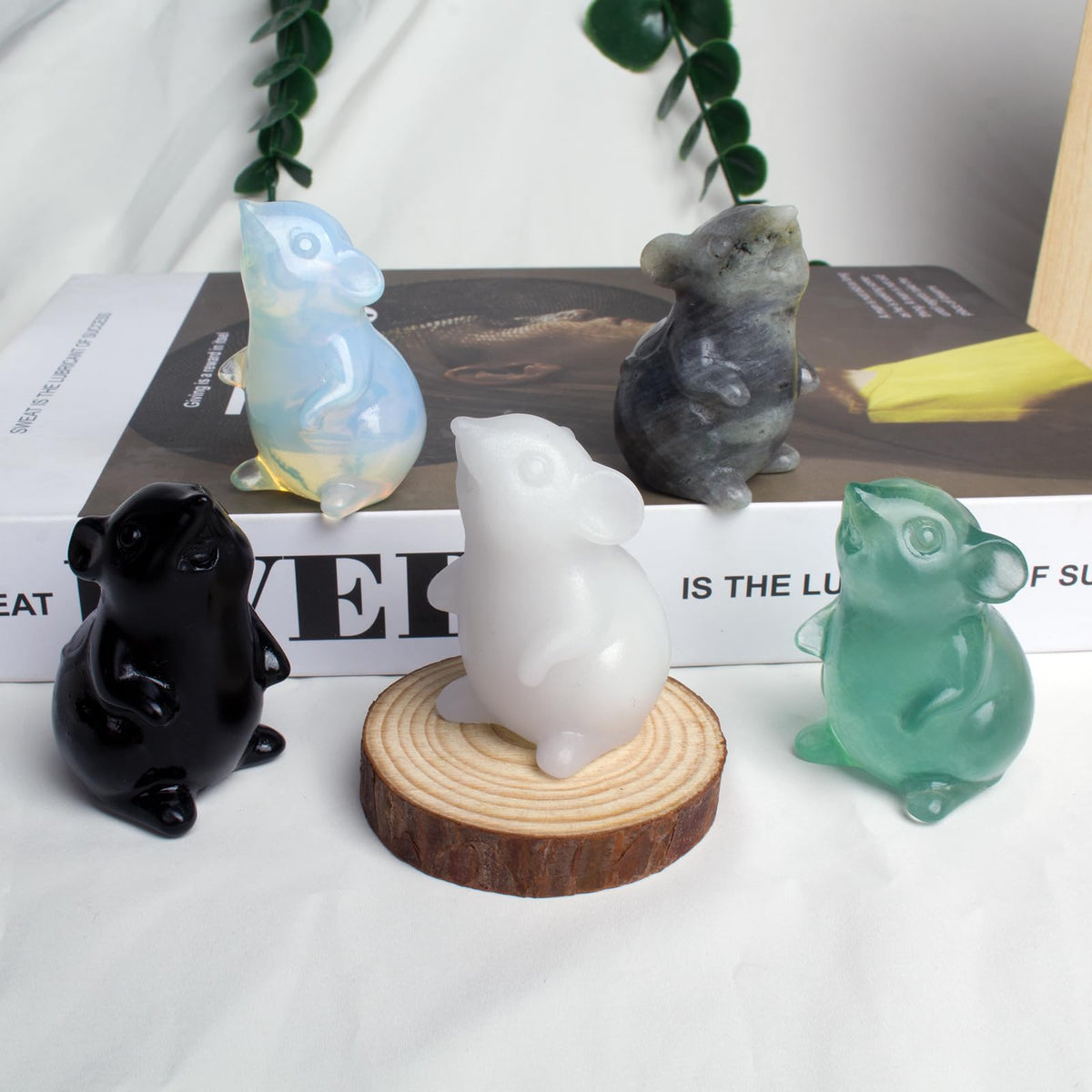 Ytbeoxk Handmade White Marble Crystal Mouse Figurine Natural Quartz Mouse Sculpture Wealth Attracting Feng Shui Decor Mini Desk Ornament Meditation Crystal Animal Mouse.