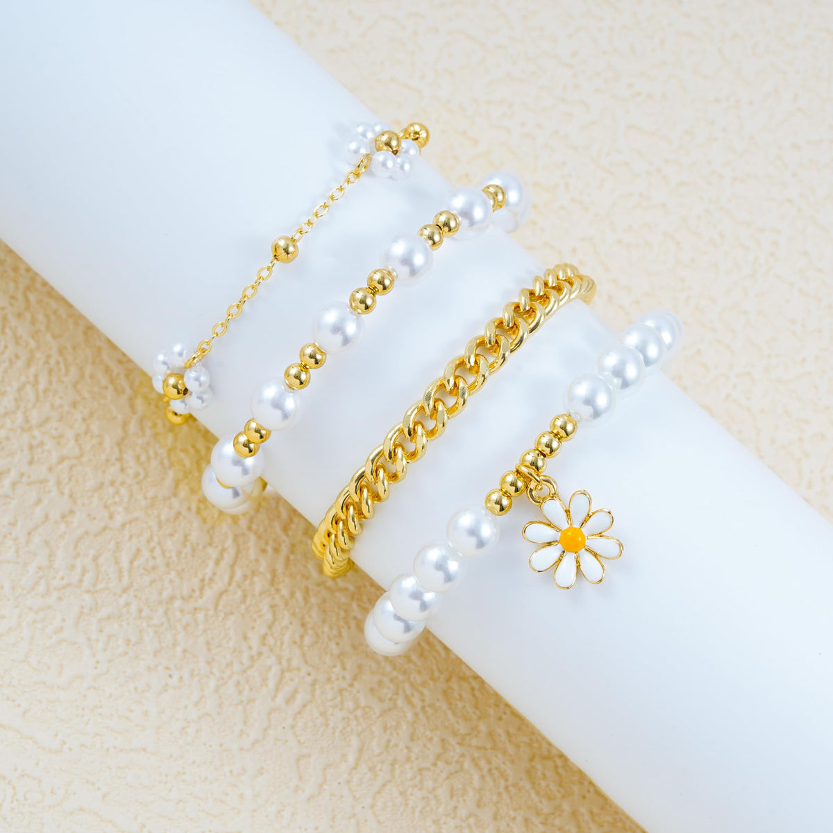 RISHEGAE White Daisy Bracelets for Women Stackable Gold Beads Bracelet Friendship Boho Summer Beach Heart Bracelets Stretch Heishi Beaded Jewelry Set