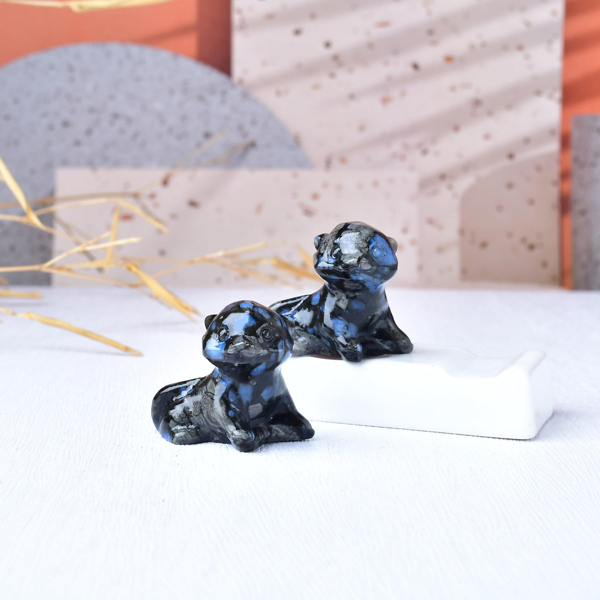 WUYOUSHI Blue Amphibole Otter Figurine - Hand Carved Healing Crystal Otter Statue, Lucky Gemstone Sculpture for Home Office Desk Decor, Spiritual Gift for Animal Lovers & Nature Enthusiasts