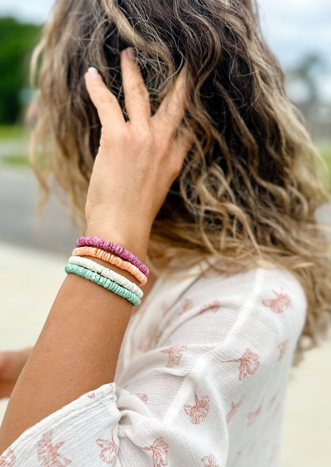 POTESSA Puka Shell Bracelet for Women Summer Natural Seashell Hawaiian Pooka Bracelet Heishi Clam Chips Surfer Jewelry