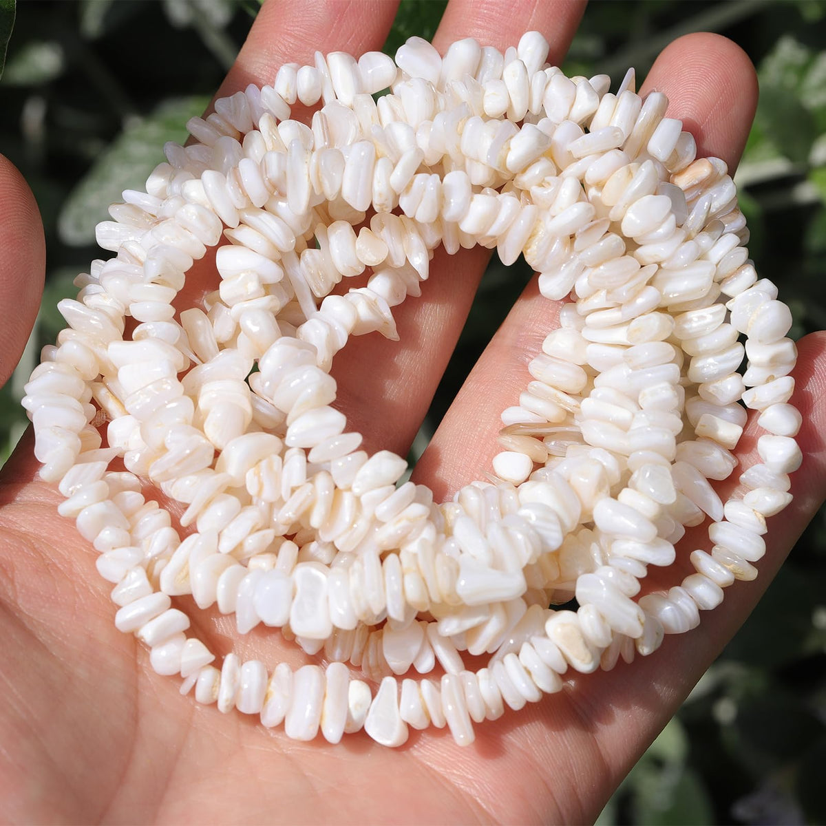 400pcs Natural Chip Shell Beads for Jewelry Making White Shell 5-8mm Irregular Gemstones Healing Crystal Loose Rocks Bead Hole Drilled for Ring Earrings Necklace Bracelet Making DIY Art Crafts
