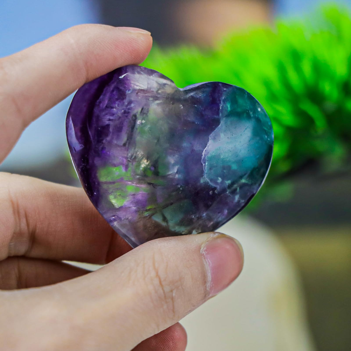 LEADGEM Rainbow Fluorite Heart Crystal Worry Stone for Anxiety Healing Heart Shaped Rock Stone Meditation Reiki Gifts Home Decor