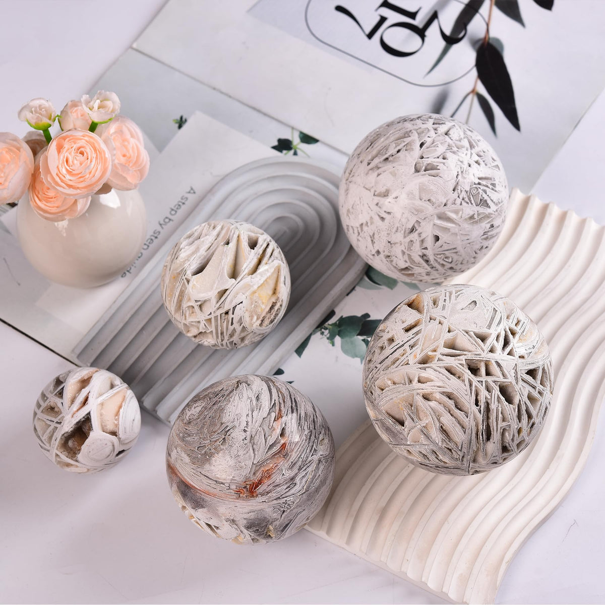 JIC Gem Natural Mexican White Agate Crystal Sphere Crystal Decorative Ball with Wooden Stand Meditation Balls for Witchcraft Reiki Gift 50-60mm