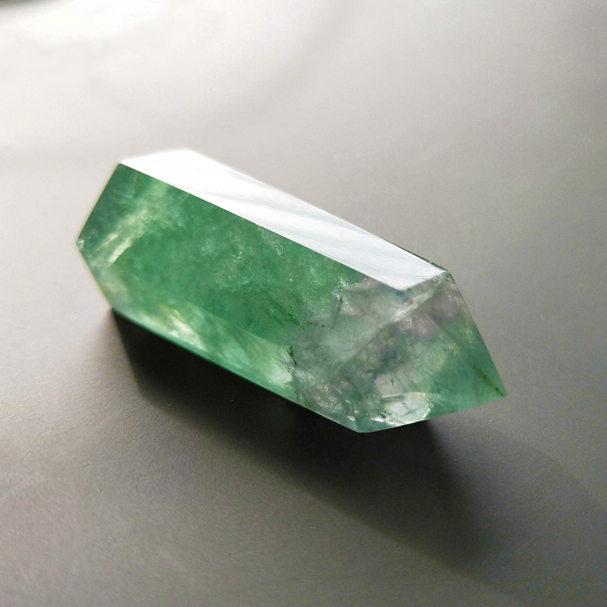 Green Fluorite Healing Crystal Wand, Pointed & Faceted for Reiki Chakra Meditation Therapy Decor, 1-pcs S size, Fluorite crystal