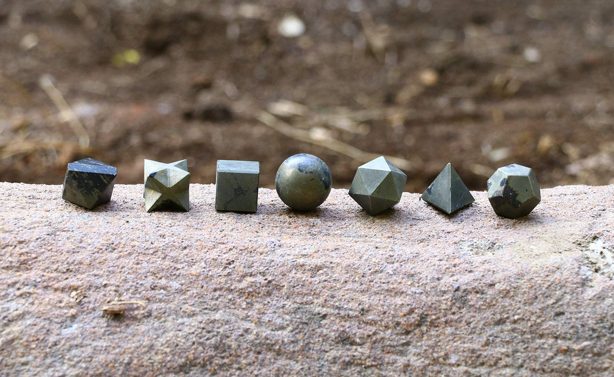 Crocon Golden Pyrite 7 Pcs Platonic Solids Crystal Geometry Set, Platonic Solids Sacred Geometric Stones for Meditation Reiki Balancing Healing Chakra Stone Cleansing Spiritual Good Luck (15-20 mm)