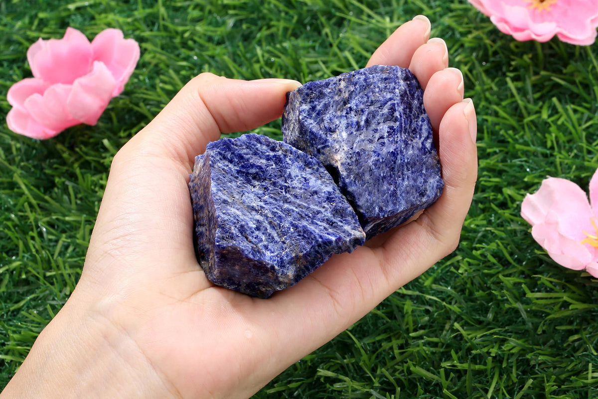 QINJIEJIE Sodalite 2PCS Raw Crystals 1.8-2.2'' Natural Crystals Healing Stones Bulk Large Stones for Tumbling Cabbing Fountain Rocks Polishing Handmade DIY Decor Gifts