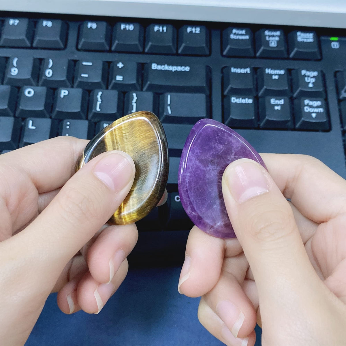 QINJIEJIE 2PCS Worry Stone Amethyst Tiger's Eye Healing Crystals Hand Carved Gemstones Thumb Pocket Stones Meditation Crystal Reiki Water Drop Shaped Palm Stone for Anxiety Therapy