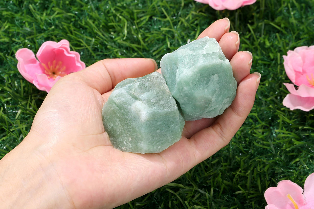 QINJIEJIE 1.8-2.2'' Green Aventurine 2PCS Natural Rough Healing Crystal Rocks Bulk Large Crystal Rocks Stones for Tumbling Cabbing Polishing Fountain Rocks DIY Decoration Handmade Gifts
