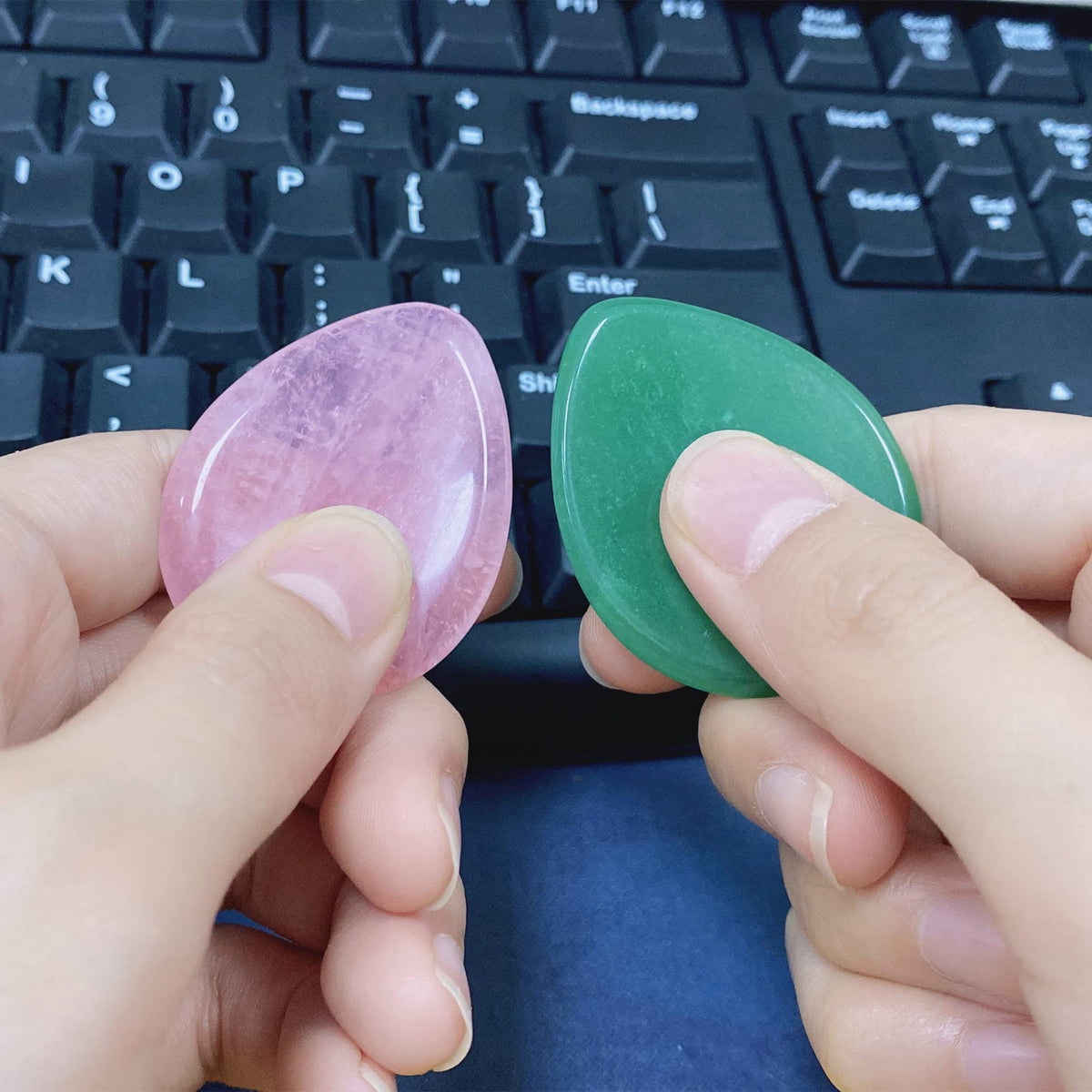 QINJIEJIE 2PCS Worry Stone Rose Quartz Hand Carved Thumb Stones Pocket Gemstones Healing Crystals Sets Green Aventurine Meditation Crystal Reiki Natural Relax Palm Stone for Anxiety Therapy Relief