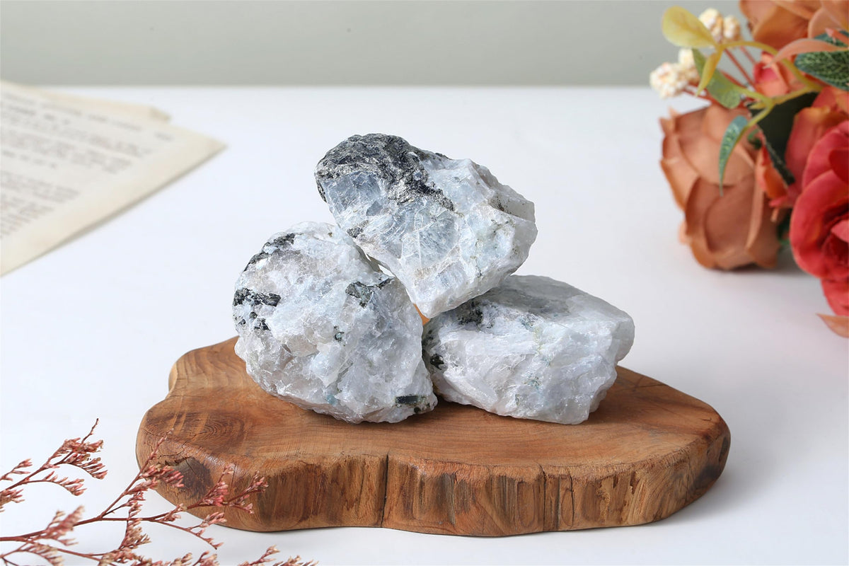 YATOJUZI Rainbow Moonstone 1.8-2.2" Natural Raw Stones and Healing Crystals Large Labradorite Stone Rough Crystal Rocks for Tumbling Cabbing Polishing Fountain Rocks Decoration 1PCS