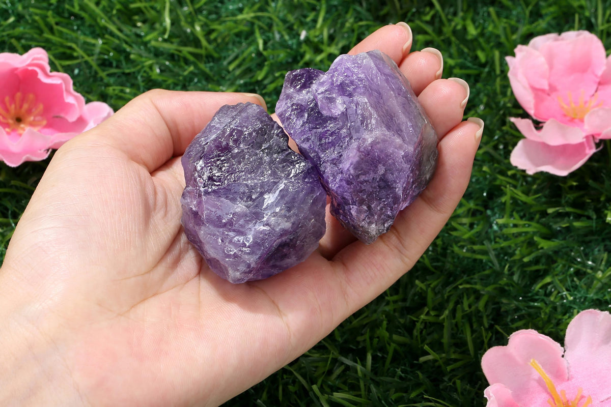 QINJIEJIE Amethyst Crystal Rocks 2PCS 1.8-2.2'' Raw Amethyst Stone Large Rock Rough Healing Crystals for Fountain Rocks Bulk Polishing DIY Decoration Natural Stones for Handmade Gifts