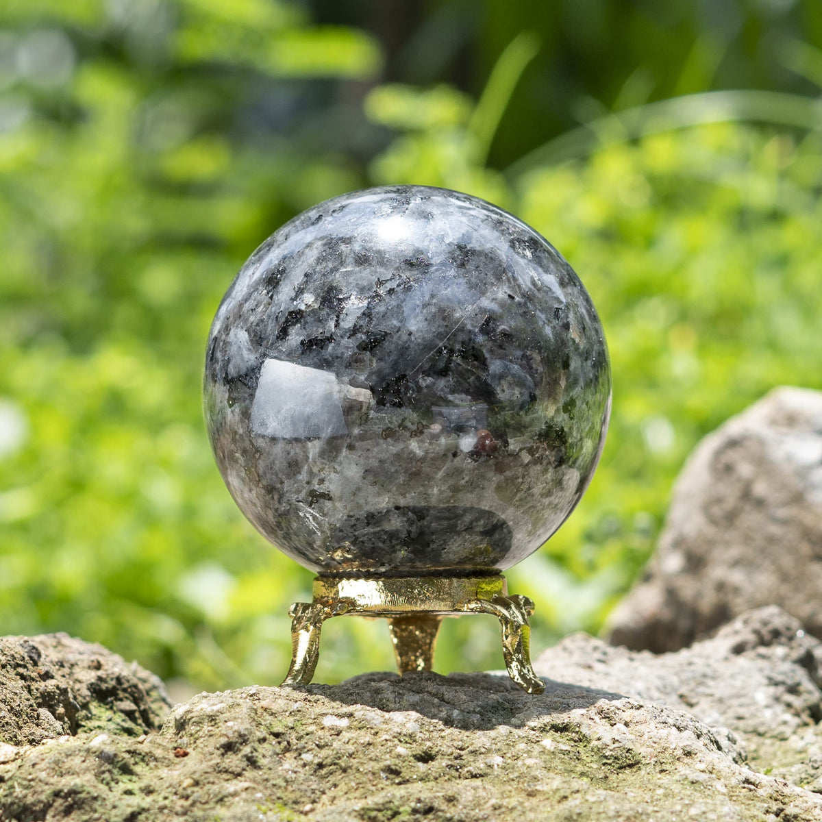 Crocon 50mm Larvikite Stone Sphere Ball with Metal Stand 1400+ Carats Gemstone Ball Healing Sphere Sculpture Figurine for Fengshui Divination Home Decoration Photography Crystal Sphere