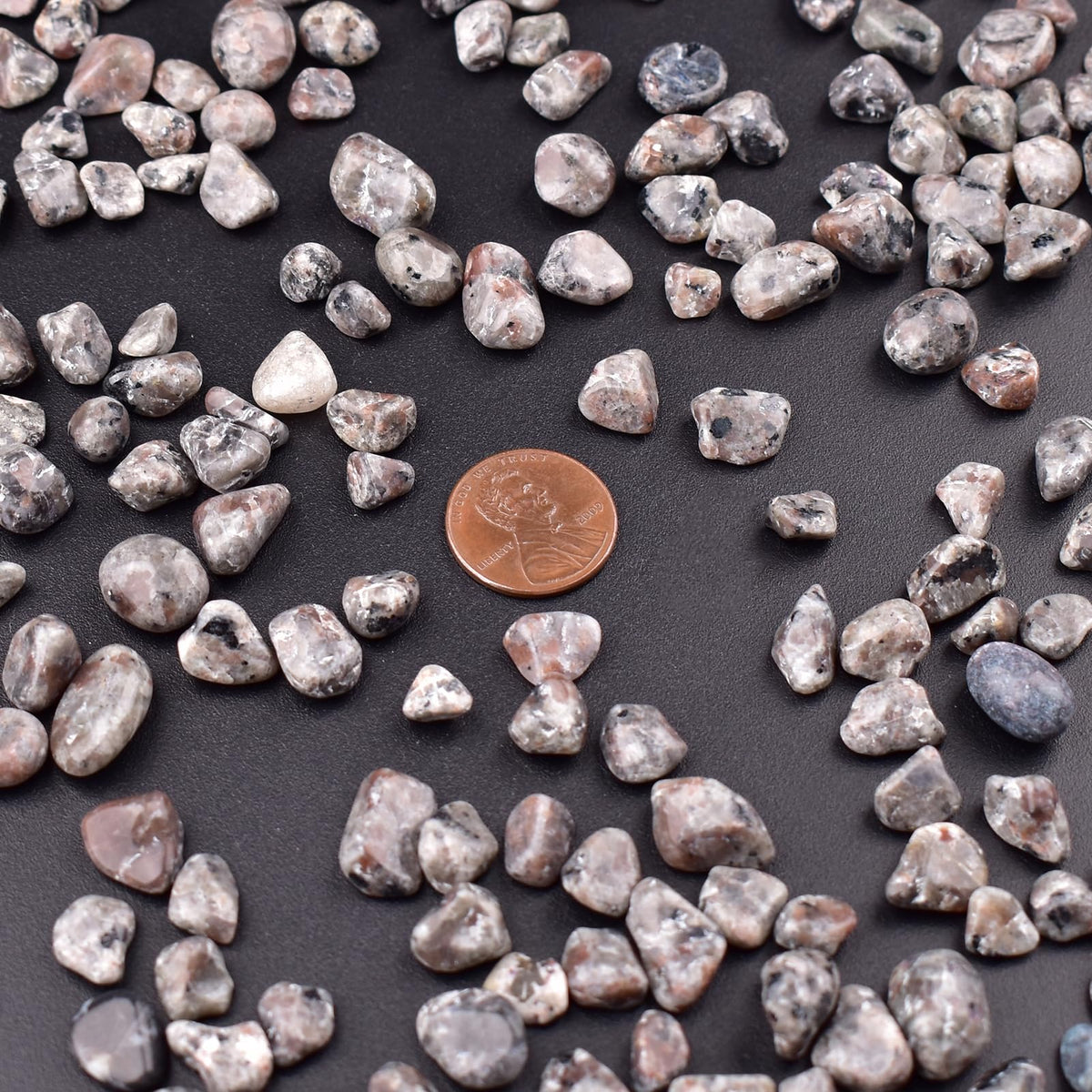 SigMntun Polished Yooperlite Crystal Chips 200 Pcs - 0.3" 10 oz Tumbled Stone Chips Crushed Sea Glass Stones Healing Reiki Crystal Making Home Decoration