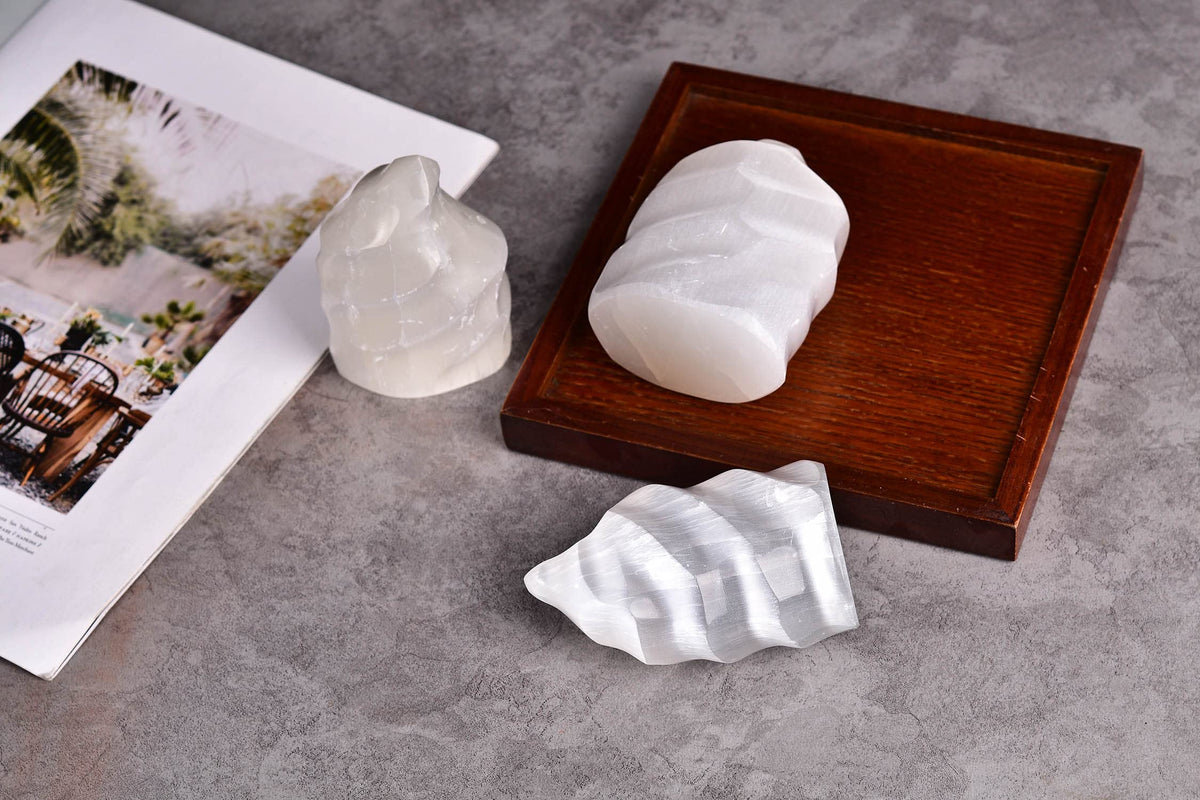 AMOYSTONE Selenite Crystal Tower Flame Shaped Stone Large Healing Crystal Meditation Home Decor 4"