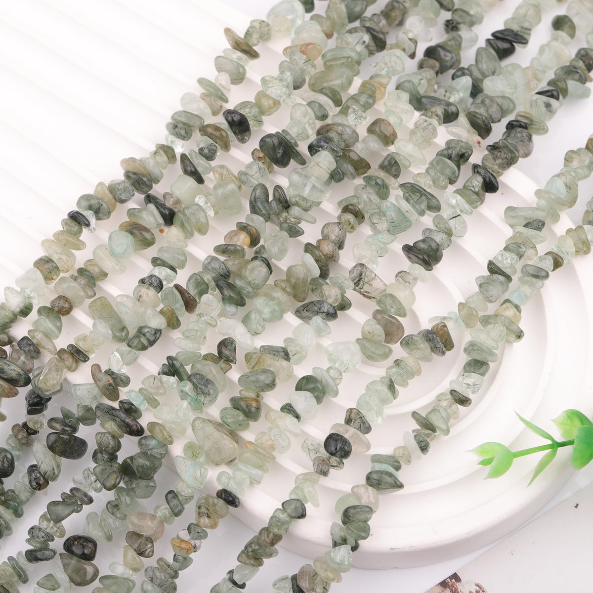 200pcs Natural Irregular Chip Stone Beads 5-8mm Pre-Drilled 30-inch Strand Semi-Precious Healing Crystal Beads for DIY Jewelry Making Bracelet Chakra Crafts Green Rutilated Quartz