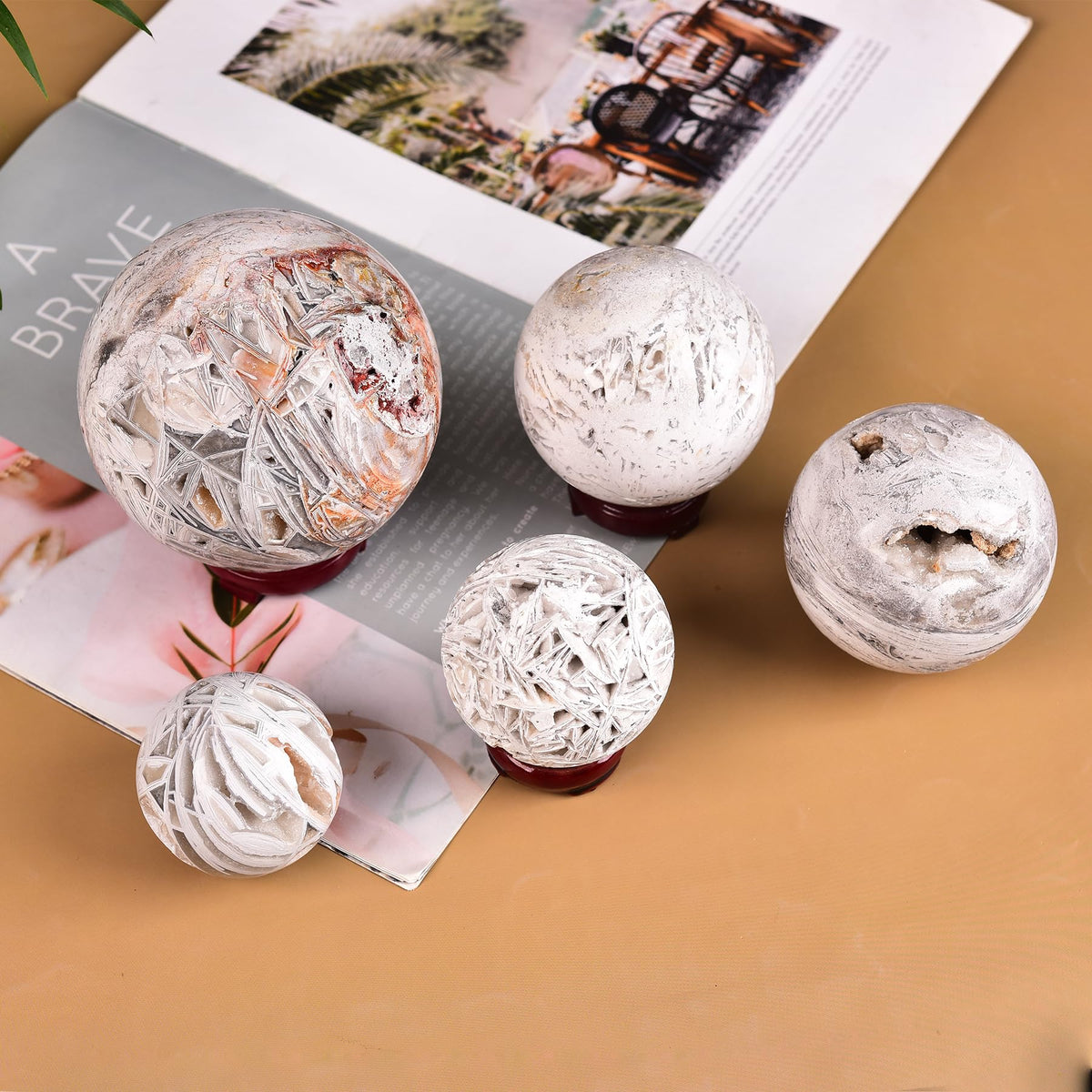 JIC Gem Natural Mexican White Agate Crystal Sphere Crystal Decorative Ball with Wooden Stand Meditation Balls for Witchcraft Reiki Gift 50-60mm