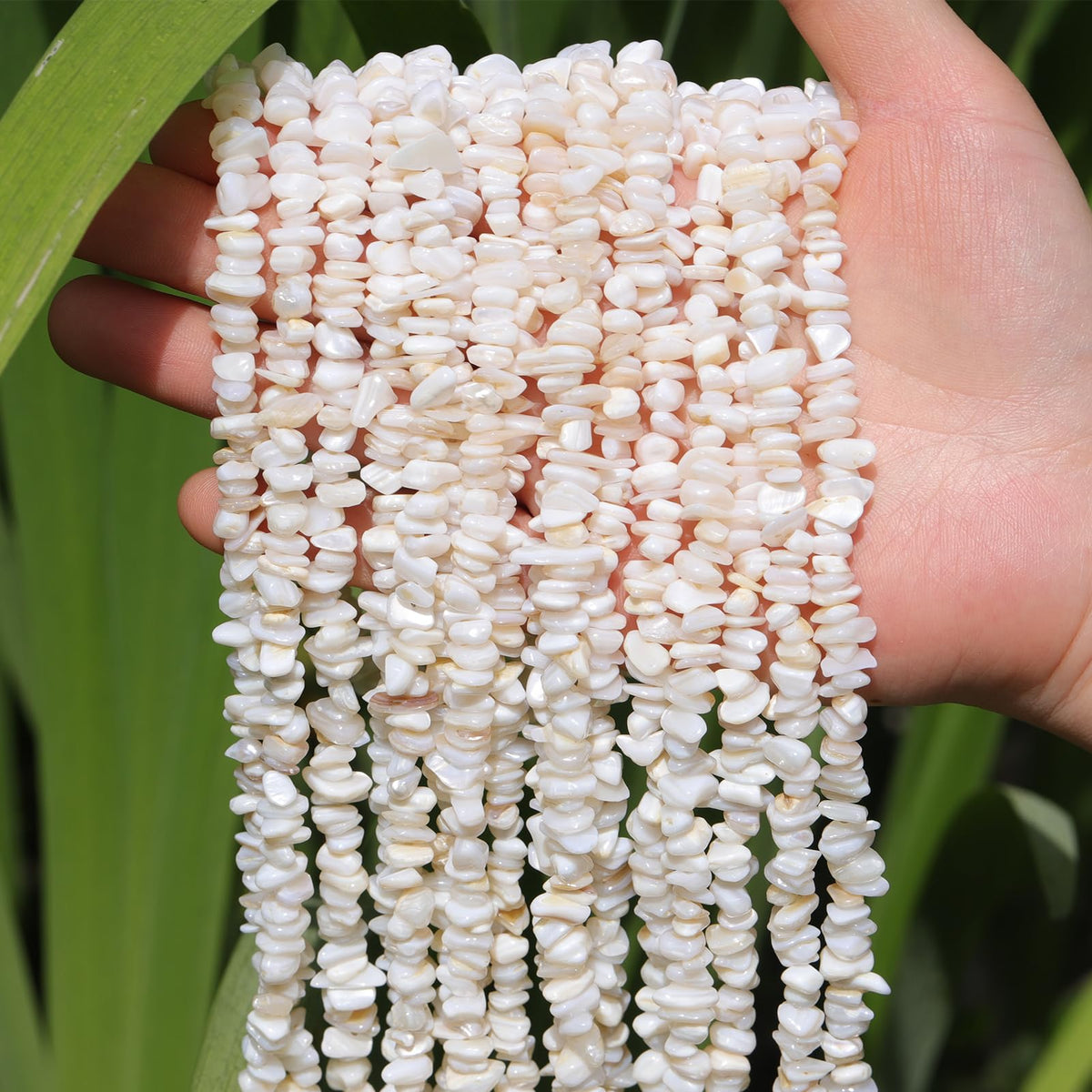 400pcs Natural Chip Shell Beads for Jewelry Making White Shell 5-8mm Irregular Gemstones Healing Crystal Loose Rocks Bead Hole Drilled for Ring Earrings Necklace Bracelet Making DIY Art Crafts