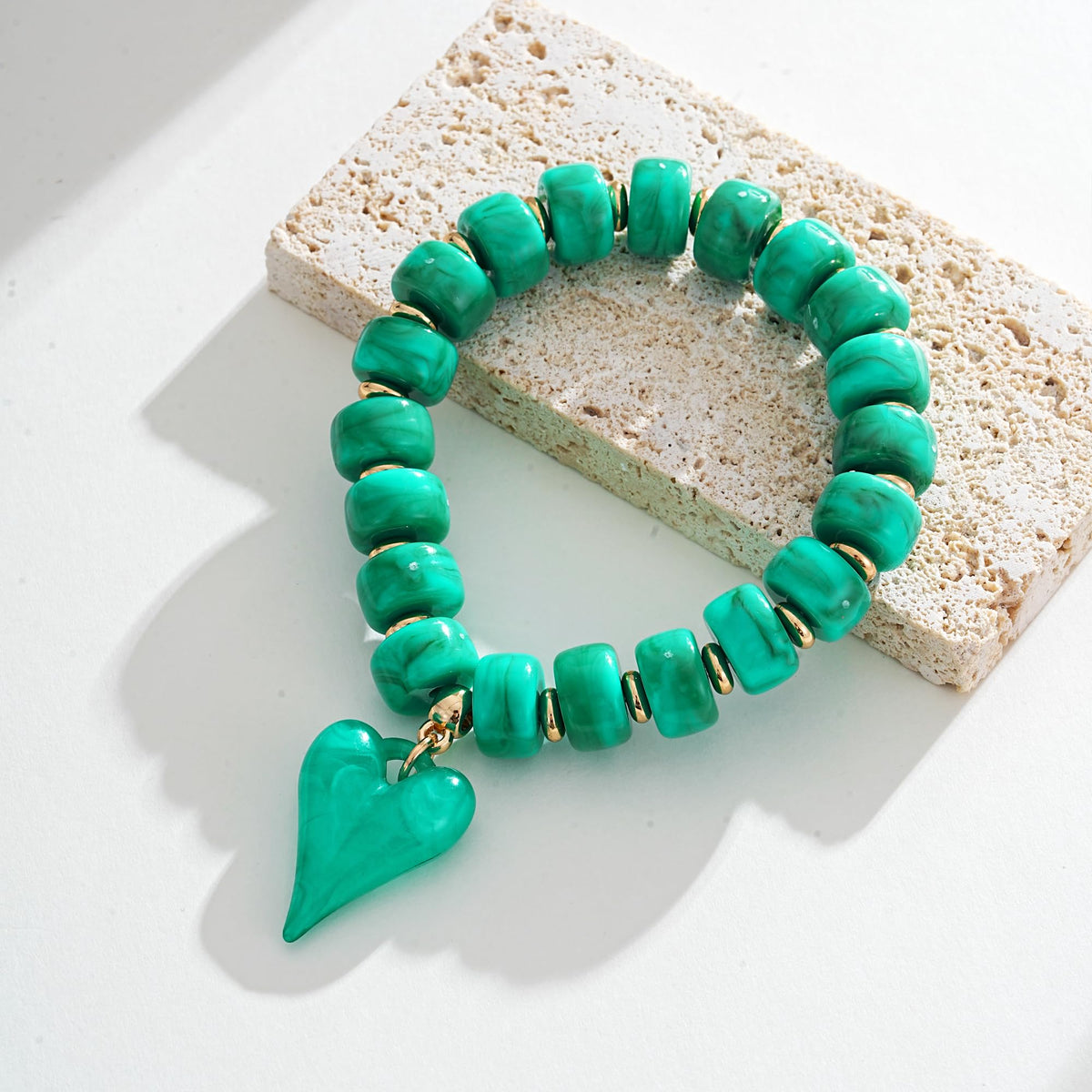 YUJIE Western Turquoise Beaded Bracelet with Heart Charm, Boho Handmade Acrylic Beaded Stretch Country Cowgirl Bracelet for Women, Vinatge Jewelry Gift