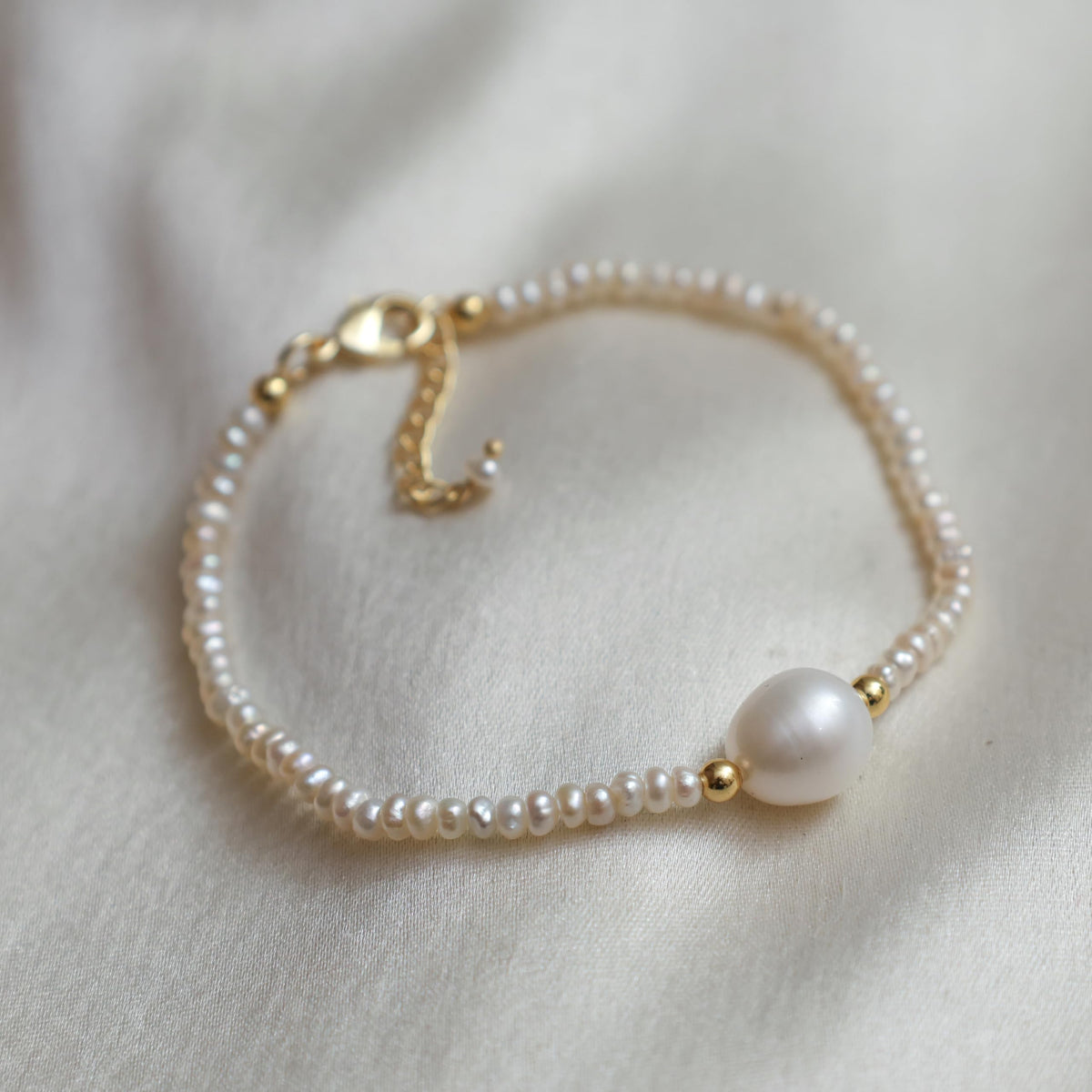 Gempires Handmade Freshwater Pearl Bracelet for Women 14k Gold-Plated Beaded Jewelry Dainty Stackable Boho Bracelet June Birthstone Gift Hypoallergenic Elegant Pearl Bracelet