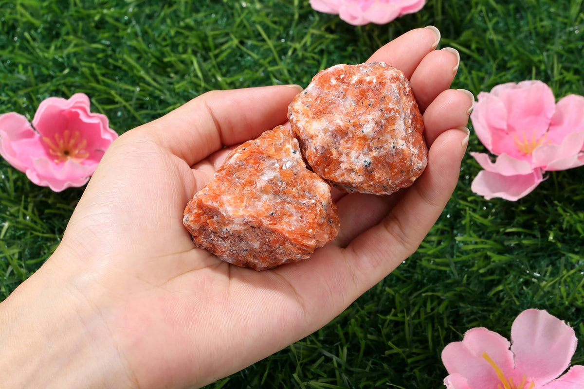 QINJIEJIE Sunstone 2PCS Raw Crystals 1.8-2.2'' Natural Crystals Healing Stones Bulk Large Stones for Tumbling Cabbing Fountain Rocks Polishing Handmade Gifts