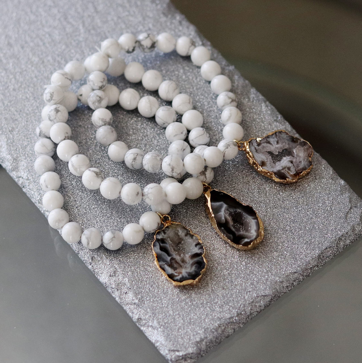 T. VICTORIA White Howlite Natural Crown Chakra Healing Anxiety Beaded Agate Slice Charm Gemstone Bracelet 7"