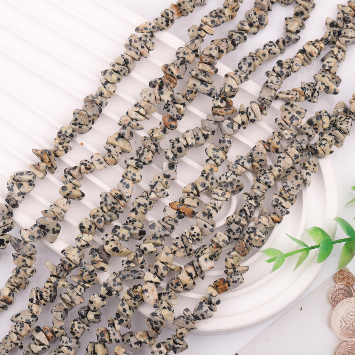 200pcs Natural Irregular Chip Stone Beads 5-8mm Pre-Drilled 30-inch Strand Semi-Precious Healing Crystal Beads for DIY Jewelry Making Bracelet Chakra Crafts Dalmation Jasper